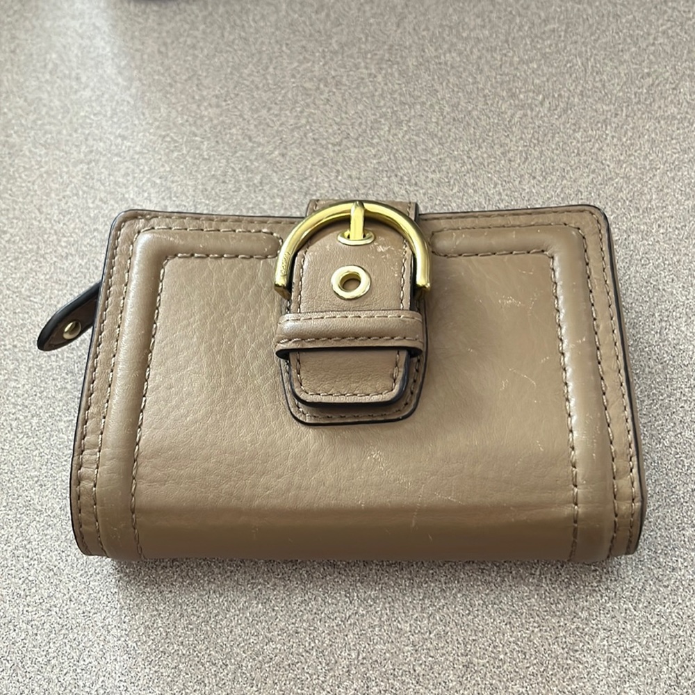 A coach 1/2 size wallet it’s in excellent used condition